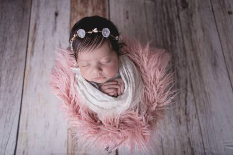 bebê recém nascido newborn brasilia fotografa fotografo fotógrafa brasília df distrito federal baby bebe reborn wrap enrolado touca rosa'