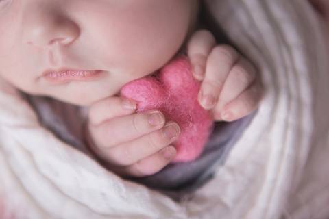 bebê recém nascido newborn brasilia fotografa fotografo fotógrafa brasília df distrito federal baby bebe reborn wrap enrolado touca rosa coração'