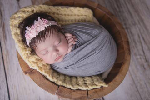 bebê recém nascido newborn brasilia fotografa fotografo fotógrafa brasília df distrito federal baby bebe reborn wrap enrolado touca rosa cinza amarelo rosa'