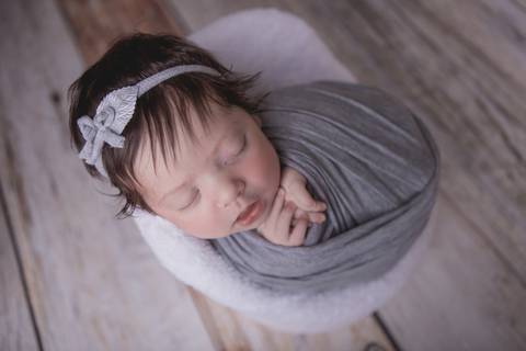 bebê recém nascido newborn brasilia fotografa fotografo fotógrafa brasília df distrito federal baby bebe reborn wrap enrolado touca rosa cinza amarelo rosa baby chair cadeirinha'