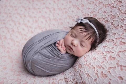 bebê recém nascido newborn brasilia fotografa fotografo fotógrafa brasília df distrito federal baby bebe reborn wrap enrolado touca rosa cinza amarelo rosa'