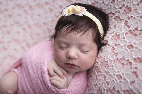 bebê recém nascido newborn brasilia fotografa fotografo fotógrafa brasília df distrito federal baby bebe reborn wrap enrolado touca rosa cinza amarelo rosa'
