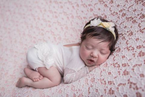 pose do bumbum pra cima com bebê recém nascido e calça cinza e fundo azul newborn brasilia fotografa fotografo fotógrafa brasília df distrito federal baby bebe reborn wrap enrolado '