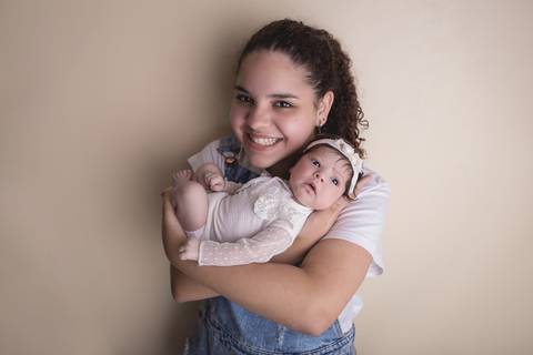 pose do bumbum pra cima com bebê recém nascido e calça cinza e fundo azul newborn brasilia fotografa fotografo fotógrafa brasília df distrito federal baby bebe reborn wrap enrolado irmãs irmã'