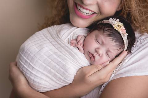 pose do bumbum pra cima com bebê recém nascido e calça cinza e fundo azul newborn brasilia fotografa fotografo fotógrafa brasília df distrito federal baby bebe reborn wrap enrolado mãe filha pacotinho'
