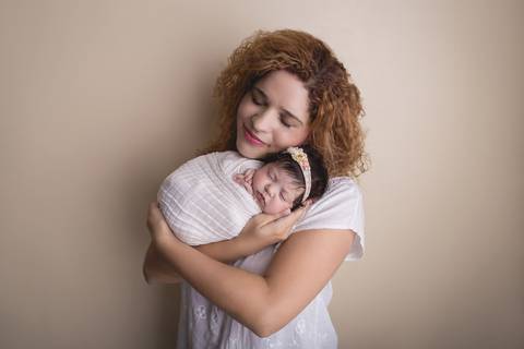 pose do bumbum pra cima com bebê recém nascido e calça cinza e fundo azul newborn brasilia fotografa fotografo fotógrafa brasília df distrito federal baby bebe reborn wrap enrolado mãe filha pacotinho'