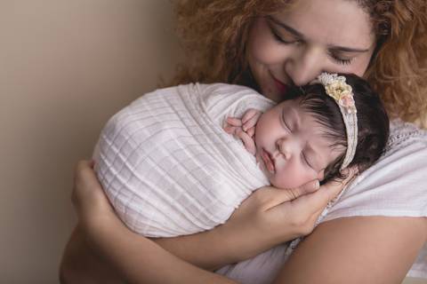 pose do bumbum pra cima com bebê recém nascido e calça cinza e fundo azul newborn brasilia fotografa fotografo fotógrafa brasília df distrito federal baby bebe reborn wrap enrolado mãe filha pacotinho'