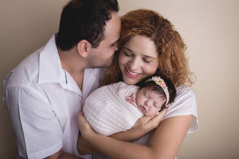pose do bumbum pra cima com bebê recém nascido e calça cinza e fundo azul newborn brasilia fotografa fotografo fotógrafa brasília df distrito federal baby bebe reborn wrap enrolado mãe filha pacotinho pai pais família'