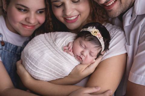 pose do bumbum pra cima com bebê recém nascido e calça cinza e fundo azul newborn brasilia fotografa fotografo fotógrafa brasília df distrito federal baby bebe reborn wrap enrolado mãe filha pacotinho pai pais família'