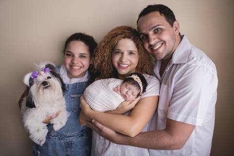 pose do bumbum pra cima com bebê recém nascido e calça cinza e fundo azul newborn brasilia fotografa fotografo fotógrafa brasília df distrito federal baby bebe reborn wrap enrolado mãe filha pacotinho pai pais família'