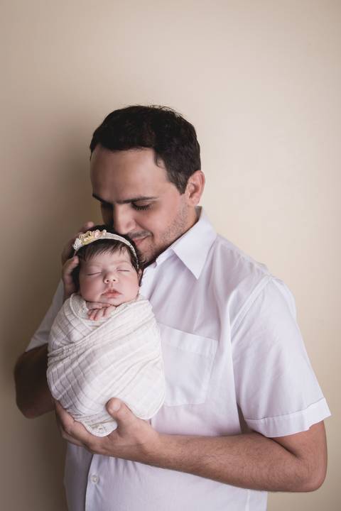 pose do bumbum pra cima com bebê recém nascido e calça cinza e fundo azul newborn brasilia fotografa fotografo fotógrafa brasília df distrito federal baby bebe reborn wrap enrolado mãe filha pacotinho pai pais família'