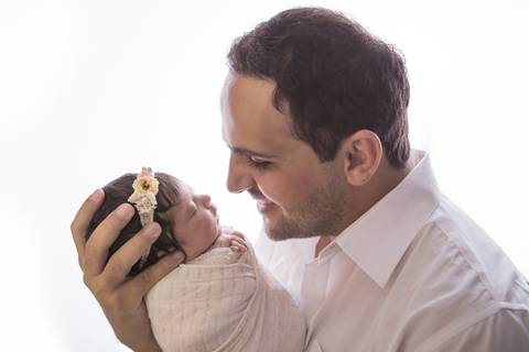 pose do bumbum pra cima com bebê recém nascido e calça cinza e fundo azul newborn brasilia fotografa fotografo fotógrafa brasília df distrito federal baby bebe reborn wrap enrolado mãe filha pacotinho pai pais família'