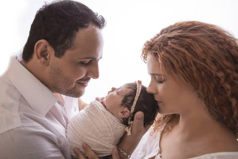 pose do bumbum pra cima com bebê recém nascido e calça cinza e fundo azul newborn brasilia fotografa fotografo fotógrafa brasília df distrito federal baby bebe reborn wrap enrolado mãe filha pacotinho pai pais família'