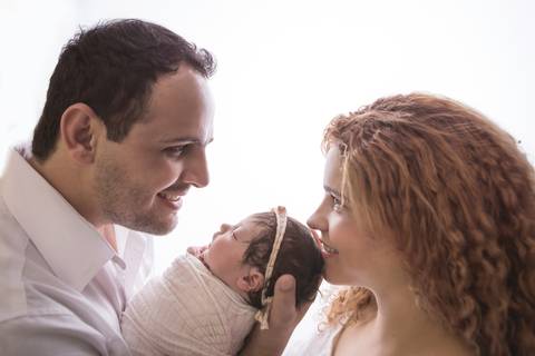 pose do bumbum pra cima com bebê recém nascido e calça cinza e fundo azul newborn brasilia fotografa fotografo fotógrafa brasília df distrito federal baby bebe reborn wrap enrolado mãe filha pacotinho pai pais família'