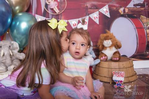 baby bebe brasília brasilia df distrito federal book fotografo fotógrafa fotografa acompanhamento fotografia 12 meses trimestral 1 ano melhor leticia franco letícia lua nova art arte foto smash the cake ensaio com bolo esmagando menina circo irmãs irmã'