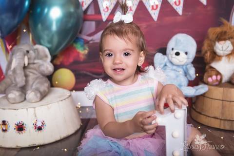 baby bebe brasília brasilia df distrito federal book fotografo fotógrafa fotografa acompanhamento fotografia 12 meses trimestral 1 ano melhor leticia franco letícia lua nova art arte foto smash the cake ensaio com bolo esmagando menina circo'