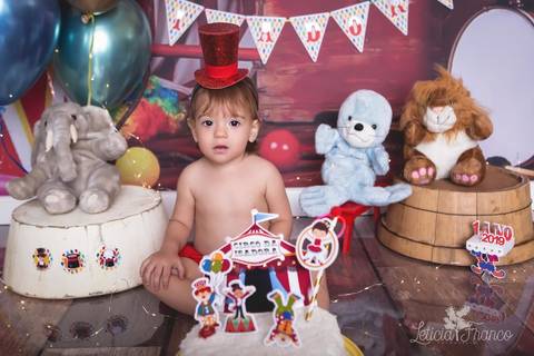 baby bebe brasília brasilia df distrito federal book fotografo fotógrafa fotografa acompanhamento fotografia 12 meses trimestral 1 ano melhor leticia franco letícia lua nova art arte foto smash the cake ensaio com bolo esmagando menina circo'