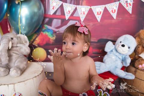 baby bebe brasília brasilia df distrito federal book fotografo fotógrafa fotografa acompanhamento fotografia 12 meses trimestral 1 ano melhor leticia franco letícia lua nova art arte foto smash the cake ensaio com bolo esmagando menina circo'