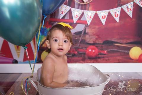 baby bebe brasília brasilia df distrito federal book fotografo fotógrafa fotografa acompanhamento fotografia 12 meses trimestral 1 ano melhor leticia franco letícia lua nova art arte foto smash the cake ensaio com bolo esmagando menina circo'