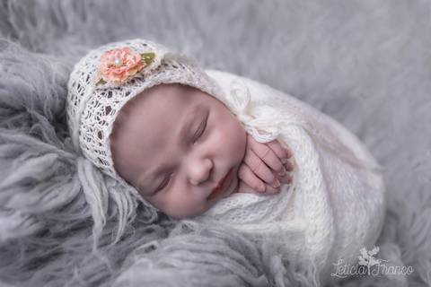 bebê recém nascido newborn brasilia fotografa fotografo fotógrafa brasília df distrito federal baby bebe reborn book melhor leticia franco letícia lua nova art arte foto wrap enrolado'