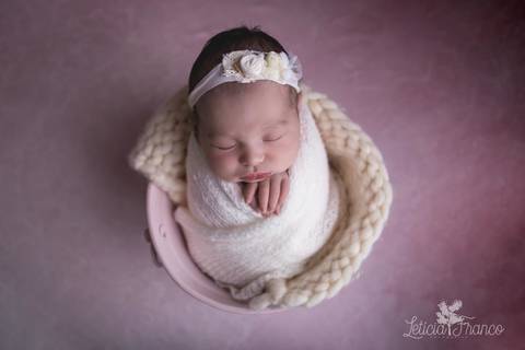 bebê recém nascido newborn brasilia fotografa fotografo fotógrafa brasília df distrito federal baby bebe reborn book melhor leticia franco letícia lua nova art arte foto wrap enrolado'
