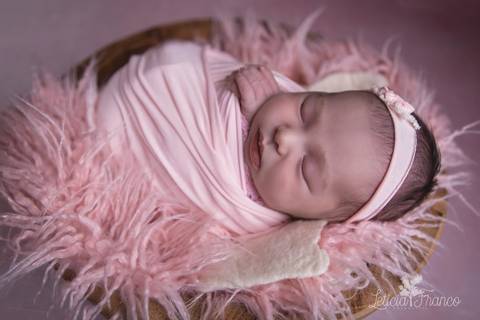 bebê recém nascido newborn brasilia fotografa fotografo fotógrafa brasília df distrito federal baby bebe reborn book melhor leticia franco letícia lua nova art arte foto wrap enrolado'