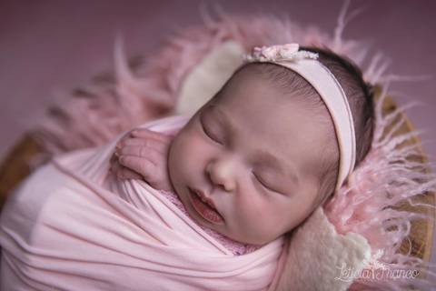 bebê recém nascido newborn brasilia fotografa fotografo fotógrafa brasília df distrito federal baby bebe reborn book melhor leticia franco letícia lua nova art arte foto wrap enrolado'