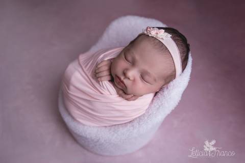 bebê recém nascido newborn brasilia fotografa fotografo fotógrafa brasília df distrito federal baby bebe reborn book melhor leticia franco letícia lua nova art arte foto wrap enrolado'