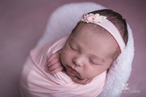 bebê recém nascido newborn brasilia fotografa fotografo fotógrafa brasília df distrito federal baby bebe reborn book melhor leticia franco letícia lua nova art arte foto wrap enrolado'