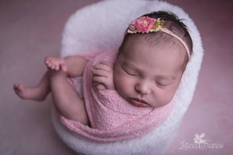 bebê recém nascido newborn brasilia fotografa fotografo fotógrafa brasília df distrito federal baby bebe reborn book melhor leticia franco letícia lua nova art arte foto wrap enrolado'