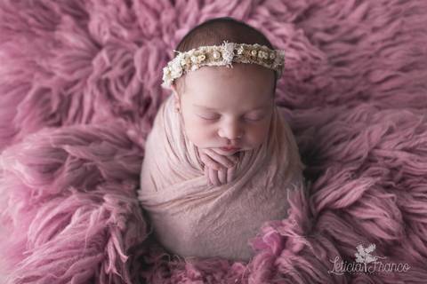 bebê recém nascido newborn brasilia fotografa fotografo fotógrafa brasília df distrito federal baby bebe reborn book melhor leticia franco letícia lua nova art arte foto wrap enrolado'