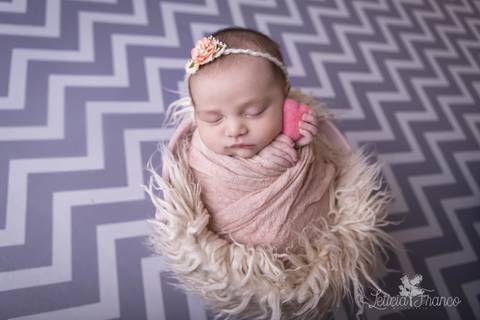 bebê recém nascido newborn brasilia fotografa fotografo fotógrafa brasília df distrito federal baby bebe reborn book melhor leticia franco letícia lua nova art arte foto wrap enrolado'