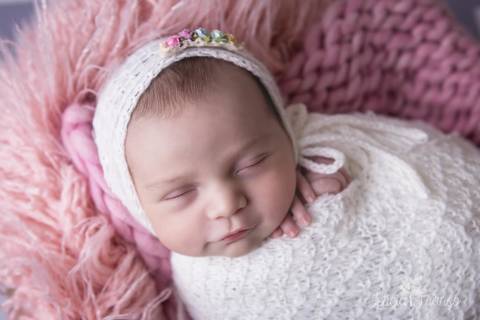 bebê recém nascido newborn brasilia fotografa fotografo fotógrafa brasília df distrito federal baby bebe reborn book melhor leticia franco letícia lua nova art arte foto wrap enrolado'