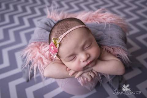 bebê recém nascido newborn brasilia fotografa fotografo fotógrafa brasília df distrito federal baby bebe reborn book melhor leticia franco letícia lua nova art arte foto wrap enrolado'