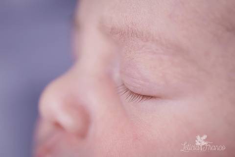 bebê recém nascido newborn brasilia fotografa fotografo fotógrafa brasília df distrito federal baby bebe reborn book melhor leticia franco letícia lua nova art arte foto wrap enrolado'