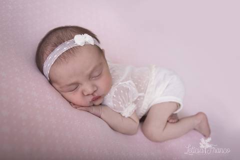 bebê recém nascido newborn brasilia fotografa fotografo fotógrafa brasília df distrito federal baby bebe reborn book melhor leticia franco letícia lua nova art arte foto wrap enrolado'