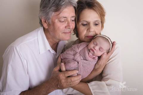 bebê recém nascido newborn brasilia fotografa fotografo fotógrafa brasília df distrito federal baby bebe reborn book melhor leticia franco letícia lua nova art arte foto wrap enrolado'