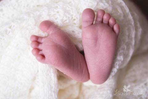 bebê recém nascido newborn brasilia fotografa fotografo fotógrafa brasília df distrito federal baby bebe reborn book melhor leticia franco letícia lua nova art arte foto wrap enrolado'