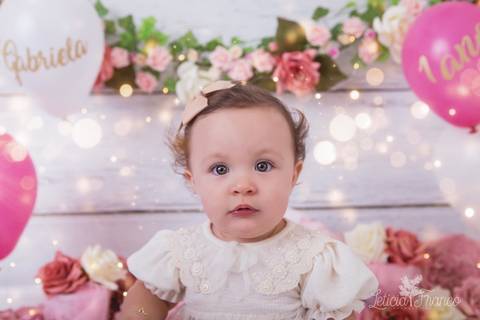 baby bebe brasília brasilia df distrito federal book fotografo fotógrafa fotografa acompanhamento fotografia 12 meses trimestral 1 ano melhor leticia franco letícia lua nova art arte foto smash the cake ensaio com bolo esmagando menina flores splash'