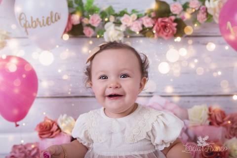 baby bebe brasília brasilia df distrito federal book fotografo fotógrafa fotografa acompanhamento fotografia 12 meses trimestral 1 ano melhor leticia franco letícia lua nova art arte foto smash the cake ensaio com bolo esmagando menina flores splash'