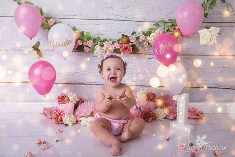 baby bebe brasília brasilia df distrito federal book fotografo fotógrafa fotografa acompanhamento fotografia 12 meses trimestral 1 ano melhor leticia franco letícia lua nova art arte foto smash the cake ensaio com bolo esmagando menina flores splash'