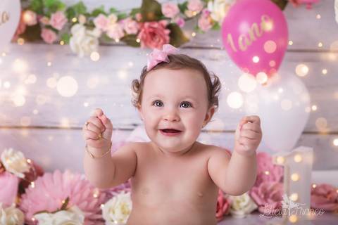 baby bebe brasília brasilia df distrito federal book fotografo fotógrafa fotografa acompanhamento fotografia 12 meses trimestral 1 ano melhor leticia franco letícia lua nova art arte foto smash the cake ensaio com bolo esmagando menina flores splash'