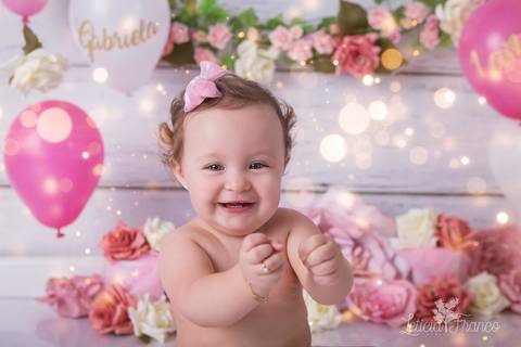 baby bebe brasília brasilia df distrito federal book fotografo fotógrafa fotografa acompanhamento fotografia 12 meses trimestral 1 ano melhor leticia franco letícia lua nova art arte foto smash the cake ensaio com bolo esmagando menina flores splash'