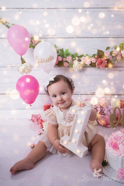 baby bebe brasília brasilia df distrito federal book fotografo fotógrafa fotografa acompanhamento fotografia 12 meses trimestral 1 ano melhor leticia franco letícia lua nova art arte foto smash the cake ensaio com bolo esmagando menina flores splash'