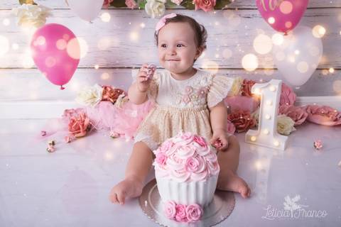 baby bebe brasília brasilia df distrito federal book fotografo fotógrafa fotografa acompanhamento fotografia 12 meses trimestral 1 ano melhor leticia franco letícia lua nova art arte foto smash the cake ensaio com bolo esmagando menina flores splash'