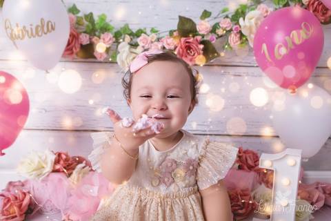 baby bebe brasília brasilia df distrito federal book fotografo fotógrafa fotografa acompanhamento fotografia 12 meses trimestral 1 ano melhor leticia franco letícia lua nova art arte foto smash the cake ensaio com bolo esmagando menina flores splash'