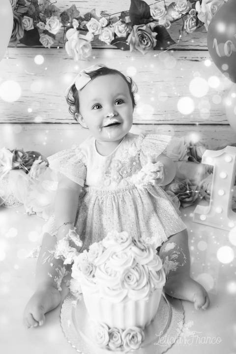 baby bebe brasília brasilia df distrito federal book fotografo fotógrafa fotografa acompanhamento fotografia 12 meses trimestral 1 ano melhor leticia franco letícia lua nova art arte foto smash the cake ensaio com bolo esmagando menina flores splash'