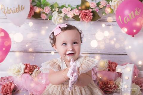 baby bebe brasília brasilia df distrito federal book fotografo fotógrafa fotografa acompanhamento fotografia 12 meses trimestral 1 ano melhor leticia franco letícia lua nova art arte foto smash the cake ensaio com bolo esmagando menina flores splash'