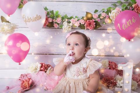baby bebe brasília brasilia df distrito federal book fotografo fotógrafa fotografa acompanhamento fotografia 12 meses trimestral 1 ano melhor leticia franco letícia lua nova art arte foto smash the cake ensaio com bolo esmagando menina flores splash'