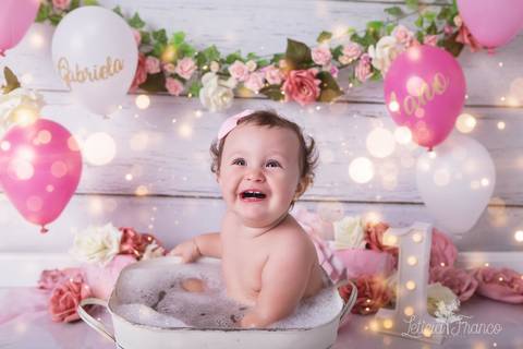 baby bebe brasília brasilia df distrito federal book fotografo fotógrafa fotografa acompanhamento fotografia 12 meses trimestral 1 ano melhor leticia franco letícia lua nova art arte foto smash the cake ensaio com bolo esmagando menina flores splash'